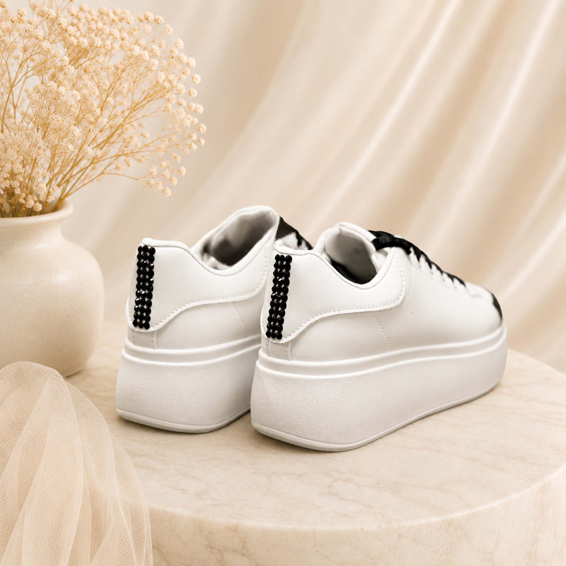 Γυναικεία Sneakers δίσολα με μαύρα Strass και Σατέν Κορδόνια - Image 3
