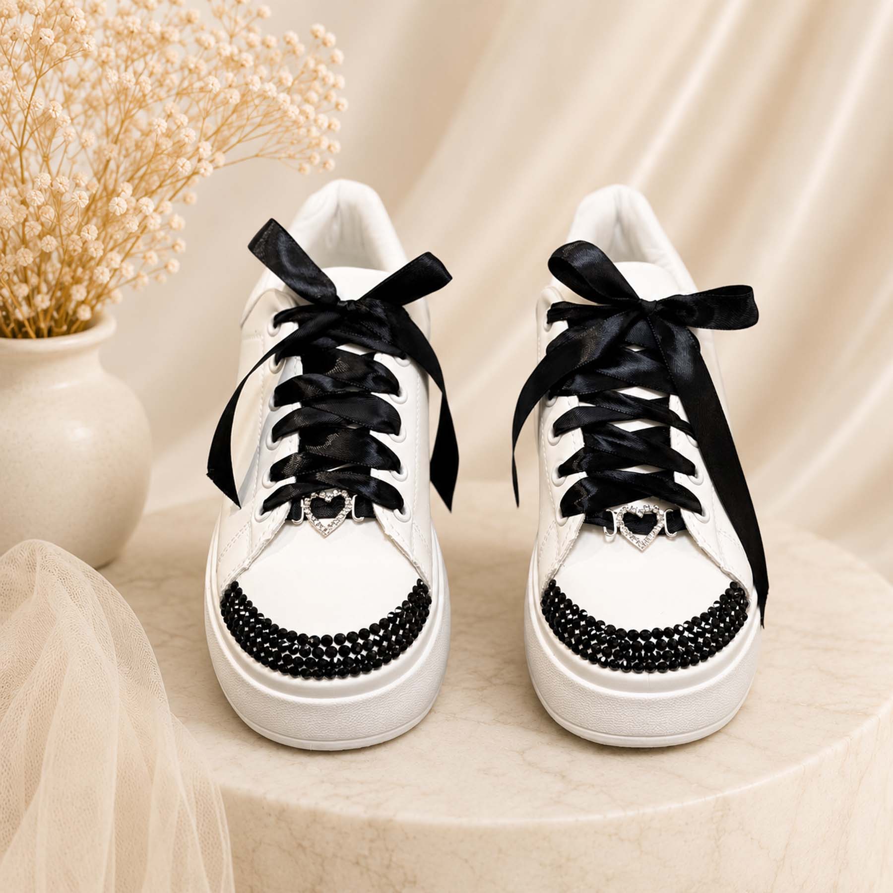 Γυναικεία Sneakers δίσολα με μαύρα Strass και Σατέν Κορδόνια - Image 4