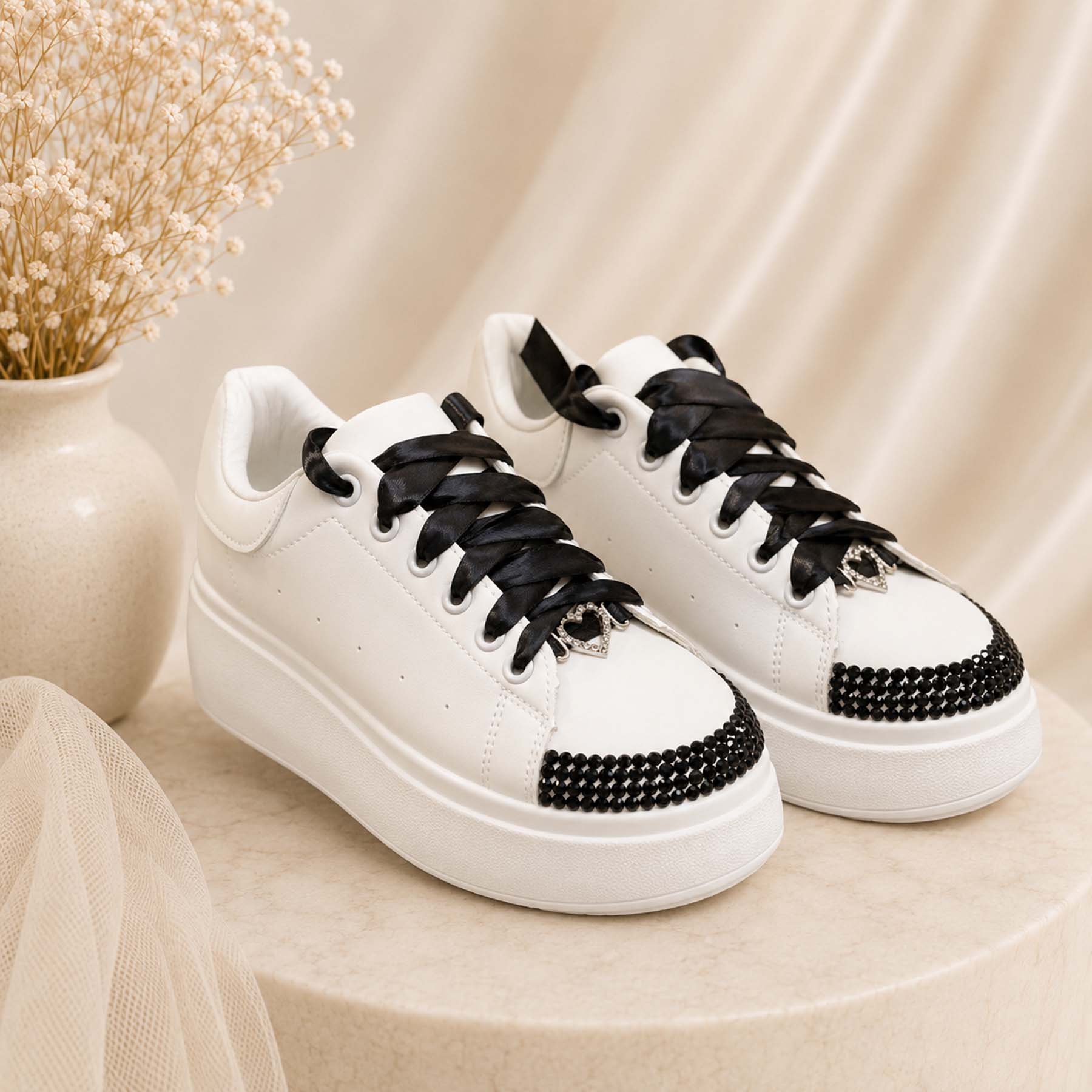 Γυναικεία Sneakers δίσολα με μαύρα Strass και Σατέν Κορδόνια - Image 2